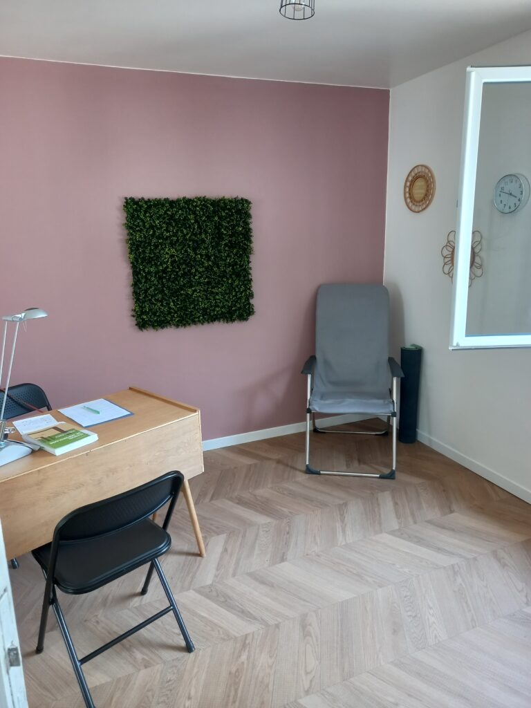 Photo du Cabinet de sophroogie, avec un bureau et deux chaises.
